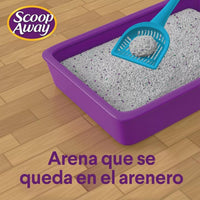 Pala de limpieza recogiendo un terrÃ³n firme de arena aglutinante Scoop Away en un arenero morado