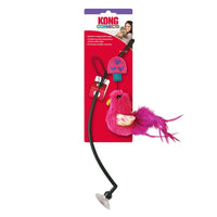 Juguete para gato KONG con plumas y ventosa instalado en una ventana de casa