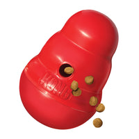 Juguete interactivo KONG Wobbler de color rojo dispensando croquetas para perro