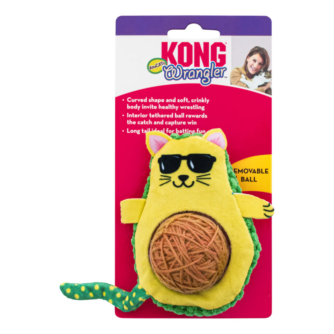 Juguete KONG Wrangler AvoCaTo en forma de aguacate con cara de gato, lentes de sol y pelota de estambre central