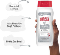 Mano sosteniendo Nature's Miracle Unscented destacando los beneficios: sin aroma, neutraliza olores y sin olor a perro mojado