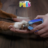 Persona utilizando el cortauñas Fancy Pets de forma segura
